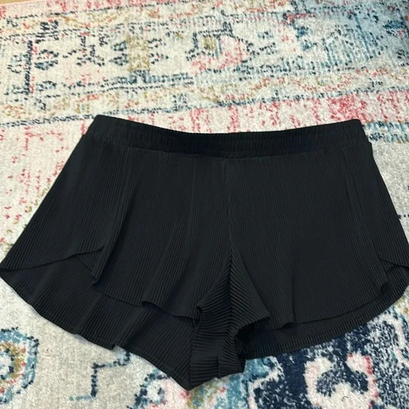 Black Pleated Shorts - Picture 1 of 3